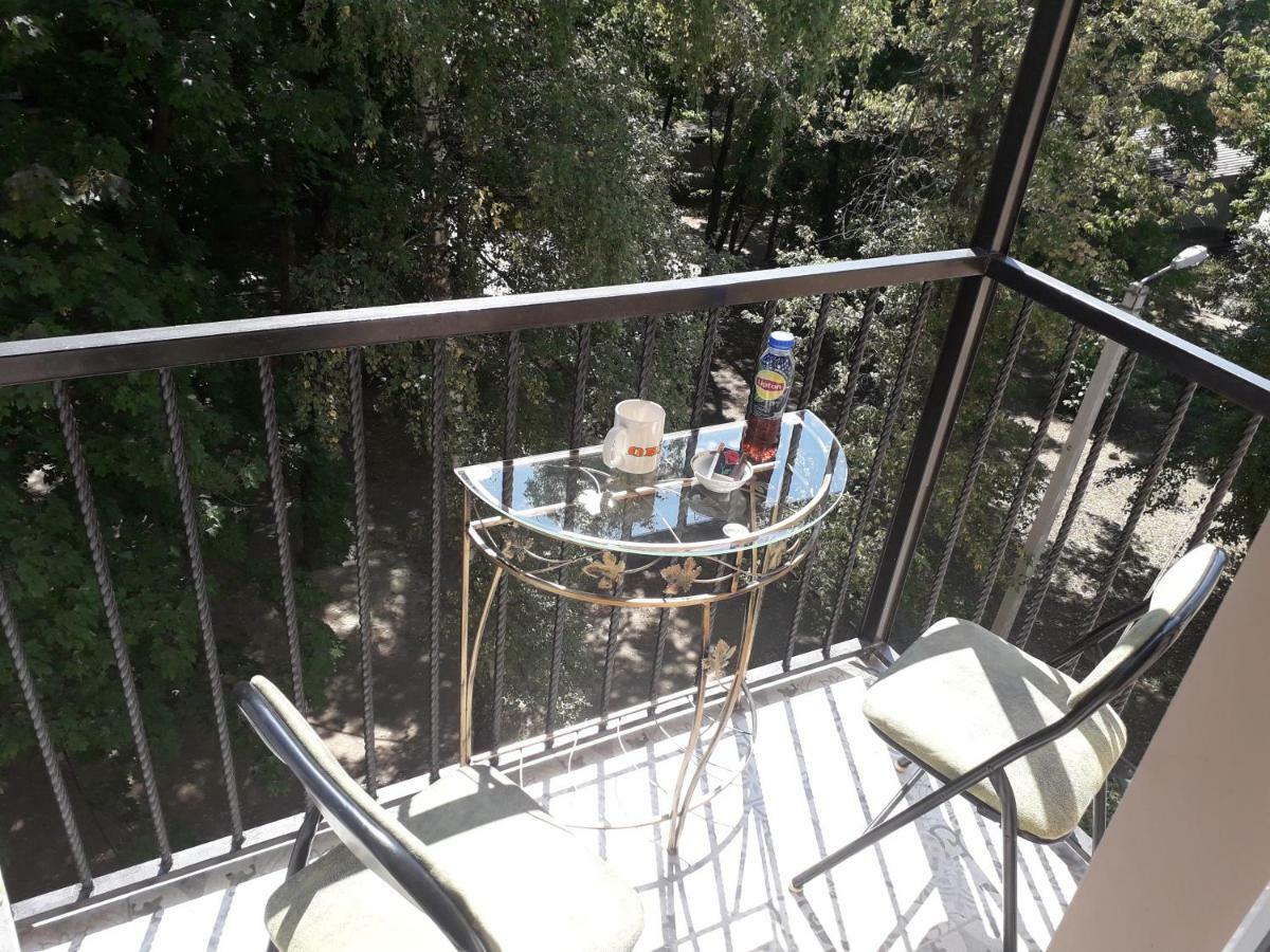 Apartment 30 m2 on Sergei Esenin 11 Charkiw Exterior foto